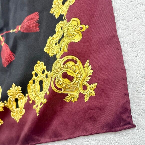 Authentic GUCCI 100% Silk Square Scarf Shawl Golden Key Print Made In Italy - Picture 3 of 9